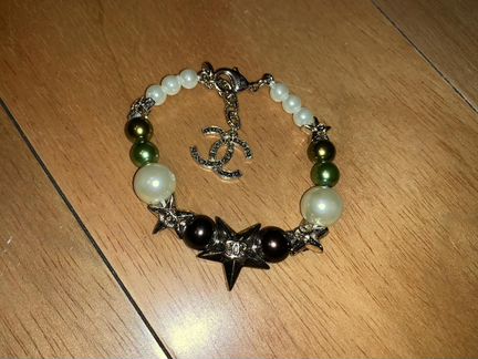 Серебряный браслет Chanel с логот и жемчугом