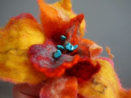 Валяная брошь из шерсти с полудрагоценными камнями