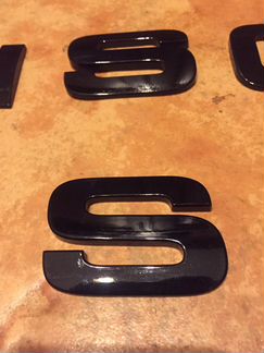 Буквы(слово) на капот от Discovery 5 (б/у)